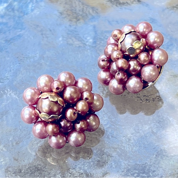 VINTAGE MID CENTURY cluster Mauve Faux Pearl Clip earrings NWOT - Picture 3 of 6